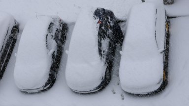 Студът скова натрупалия сняг, няколко села в Благоевград са без ток 