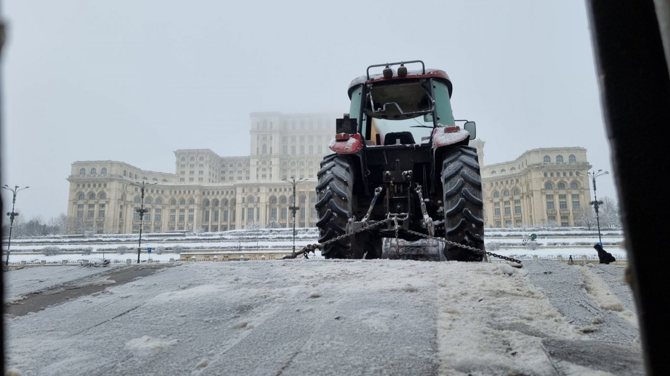 Обрат: Само един трактор на демонстрацията пред парламента в Букурещ (снимки)