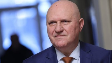 Той коментира че българските учители и училища имат достатъчно опит