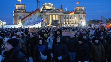 Десни екстремисти нападнаха блогър в Германия