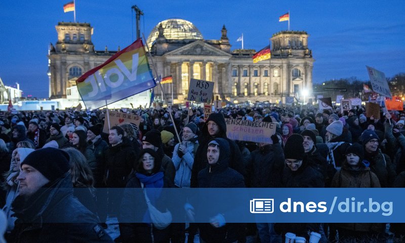 Властите съобщиха, че маскирани хора се нахвърлили вчера следобед в