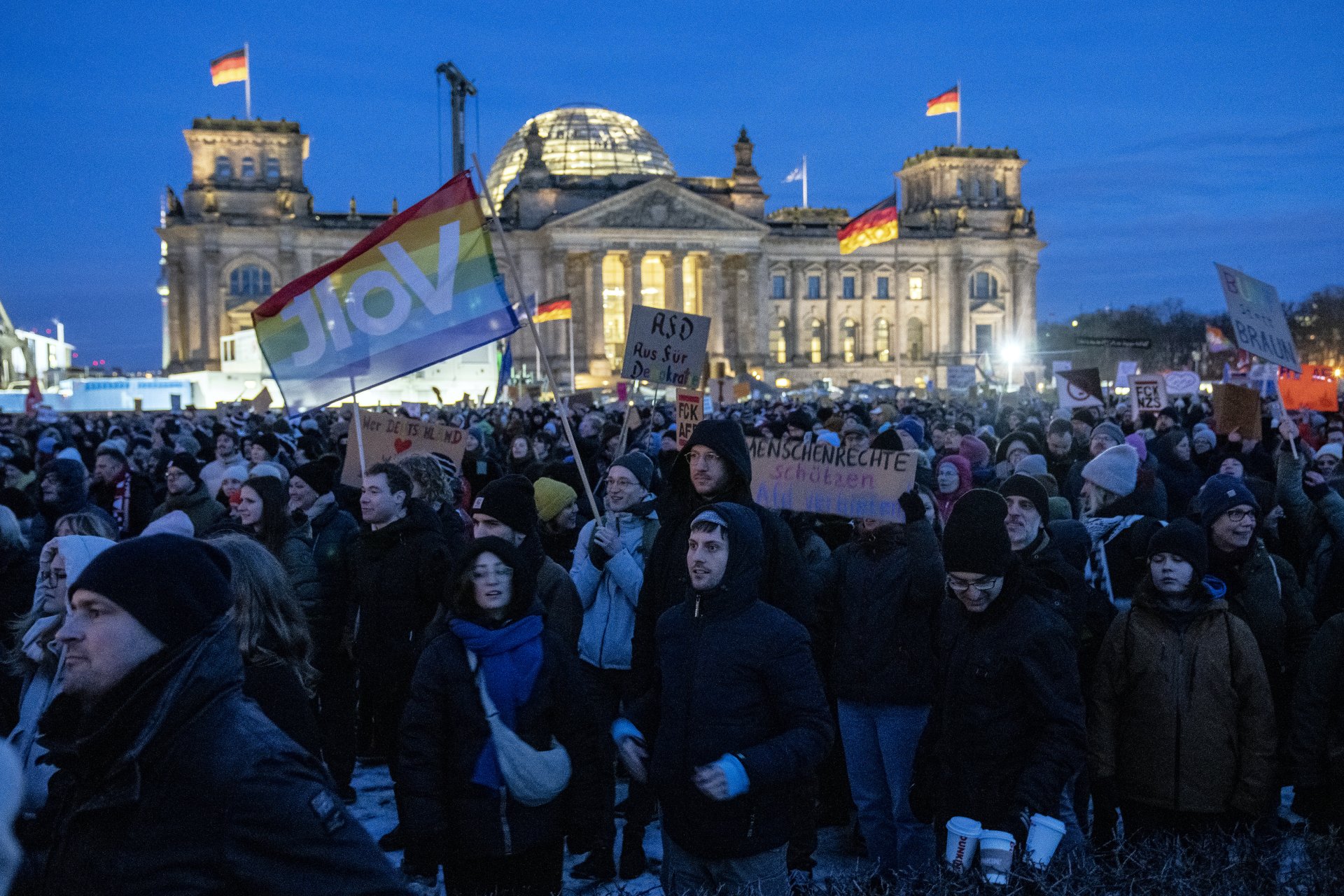Хиляди хора се събраха вчера пред Бундестага в Берлин на протест срещу партия "Алтернатива за Германия" и десния екстремизъм