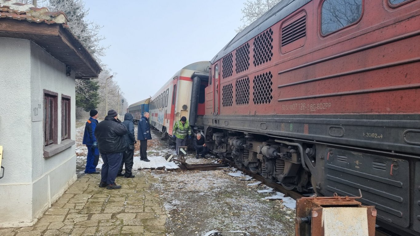 Дерайлирал влак в Кардам блокира линията за Добрич и Варна
