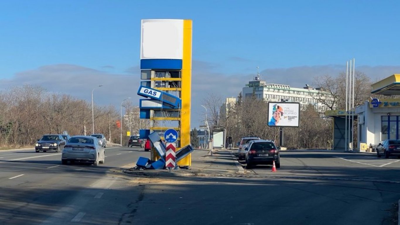  Шофьор отнесе информационно табло на бензиностанция в Бургас 
