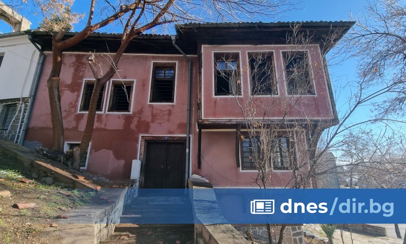 Изгорели са 15 квадрата от покрива на къщата, имало е