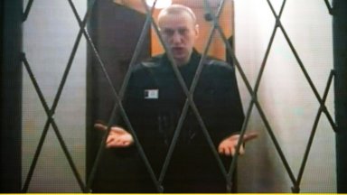 Тя написа снощи в Екс че Навални е поставен в