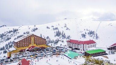 Конни патрули охраняват туристите в турския ски курорт Карталкая