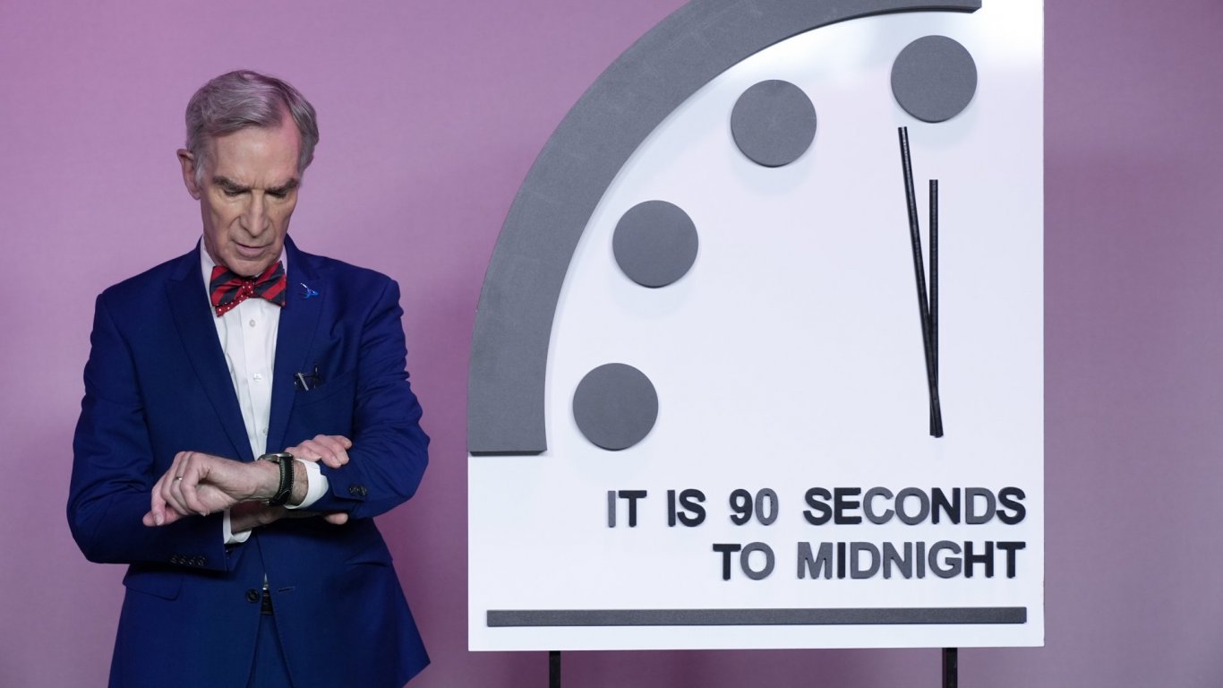 Рекордно близо до края: Часовникът на Страшния съд закова на 90 секунди преди полунощ