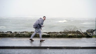 МВнР предупреди: Бурята "Джослин" удря Ирландия