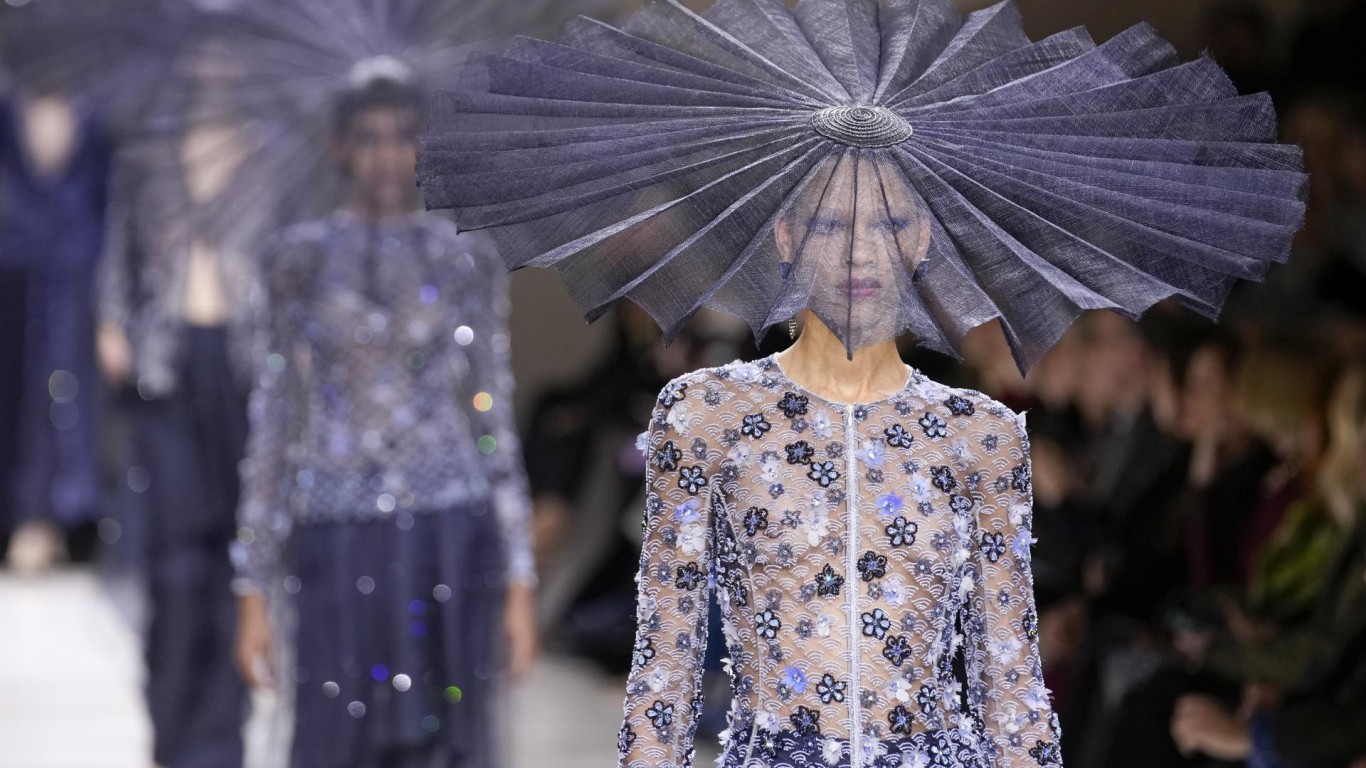 Джорджо Армани показа блестящи рокли на подиума за висша мода в Париж