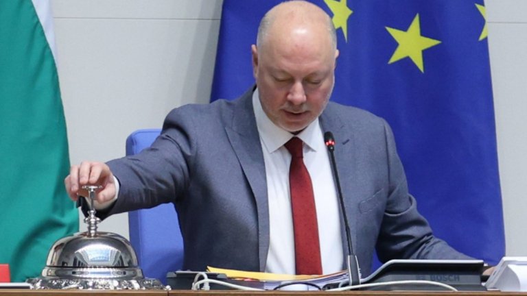 Ден преди да се разпусне: 49-ият парламент ще опита да отстрани председателя Росен Желязков