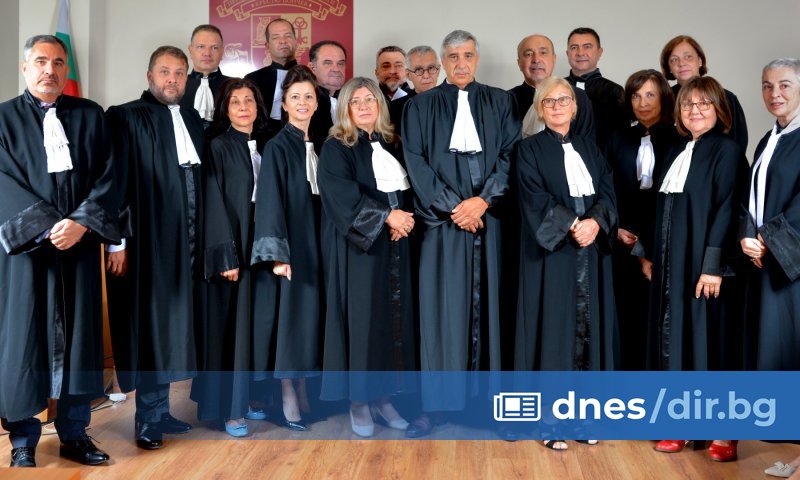 В текста се казва още, че Висшият адвокатски съвет подкрепя