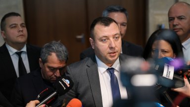 По този начин от поста му на председател беше свален