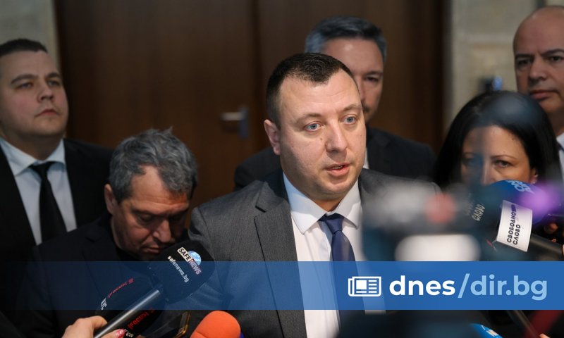 По този начин от поста му на председател беше свален