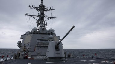 Преминаването на ескадрения миноносец Джон Фин през протока навлече на