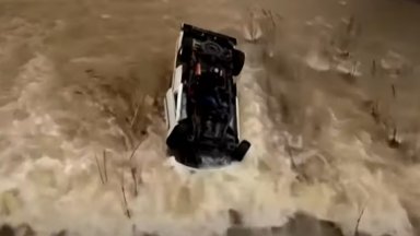 Американка оцеля 15 часа върху преобърнатия си пикап в придошла река (видео)