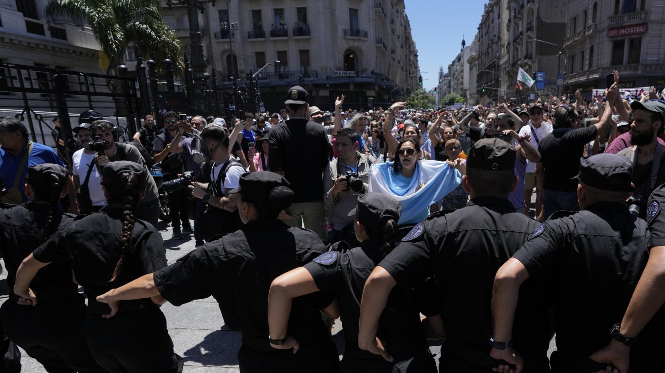 Десетки хиляди по улиците на Буенос Айрес срещу бюджетните икономии на президента Милей (снимки)