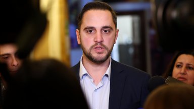 Започна поредно тайно гласуване между трима кандидати на ПП ДБ СС