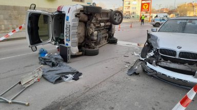 Патрулка удари паркирано BMW, предизвика верижна катастрофа и се преобърна (снимки)
