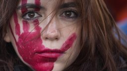 Първи по рода си правила: ЕС прие общо законодателство за борба с насилието над жени 