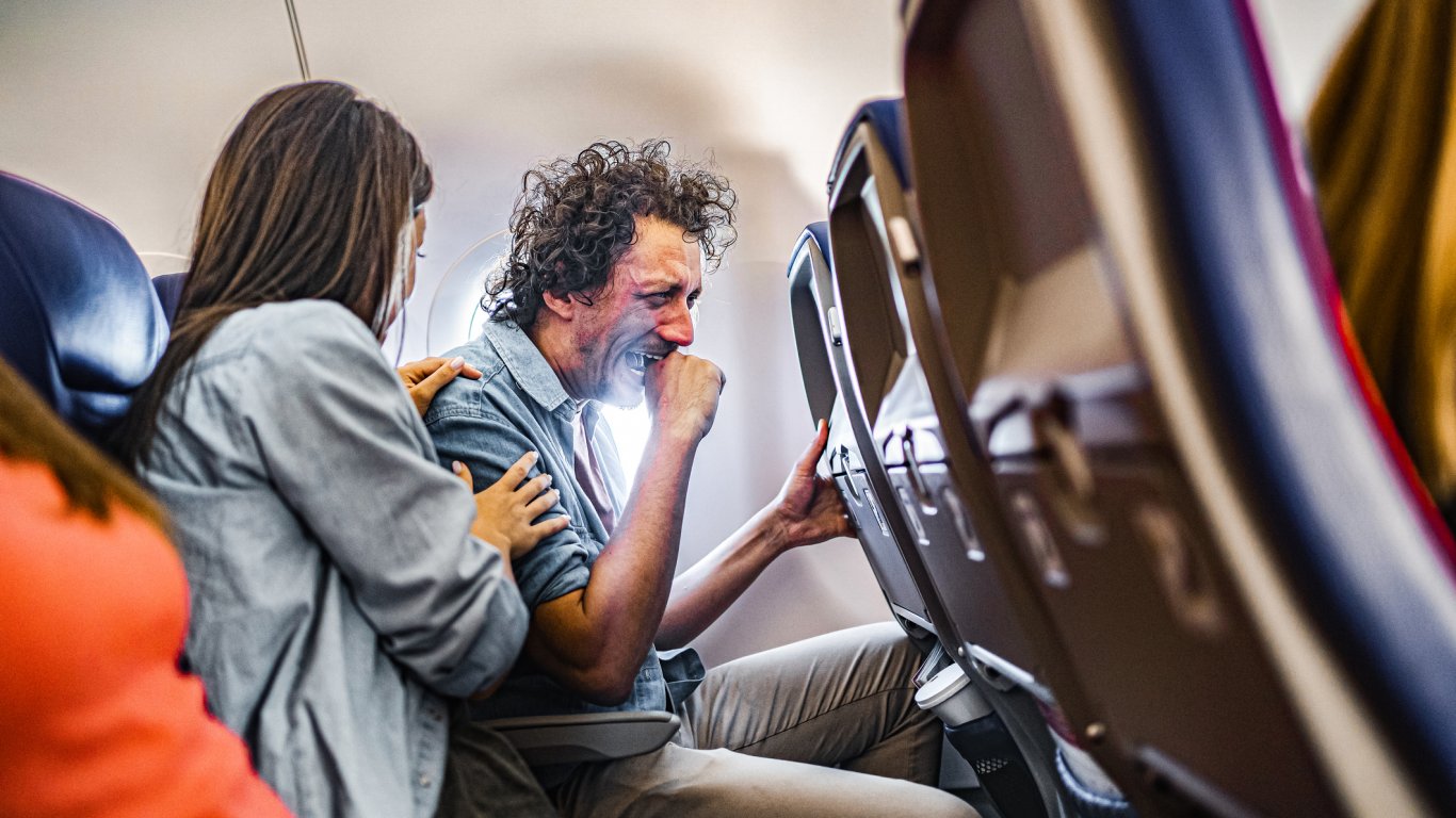 Убедени са, че имат право: Пасажерите в самолетите пощуряват, пият и буйстват