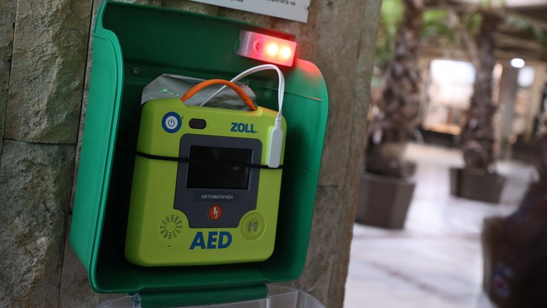 Поставят дефибрилатори на обществени места, ще се ползват и от немедици
