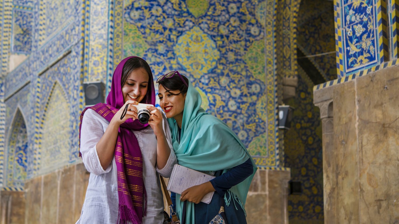 Модата в Иран се отдалечава от най-разпространения в ислямската република цвят - черното