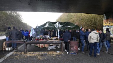 Бунтуващите се френски фермери спират и изпразват чужди камиони, сред тях и български