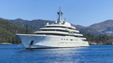 Смята се че яхтата е собственост на Виктор Медведчук бивш