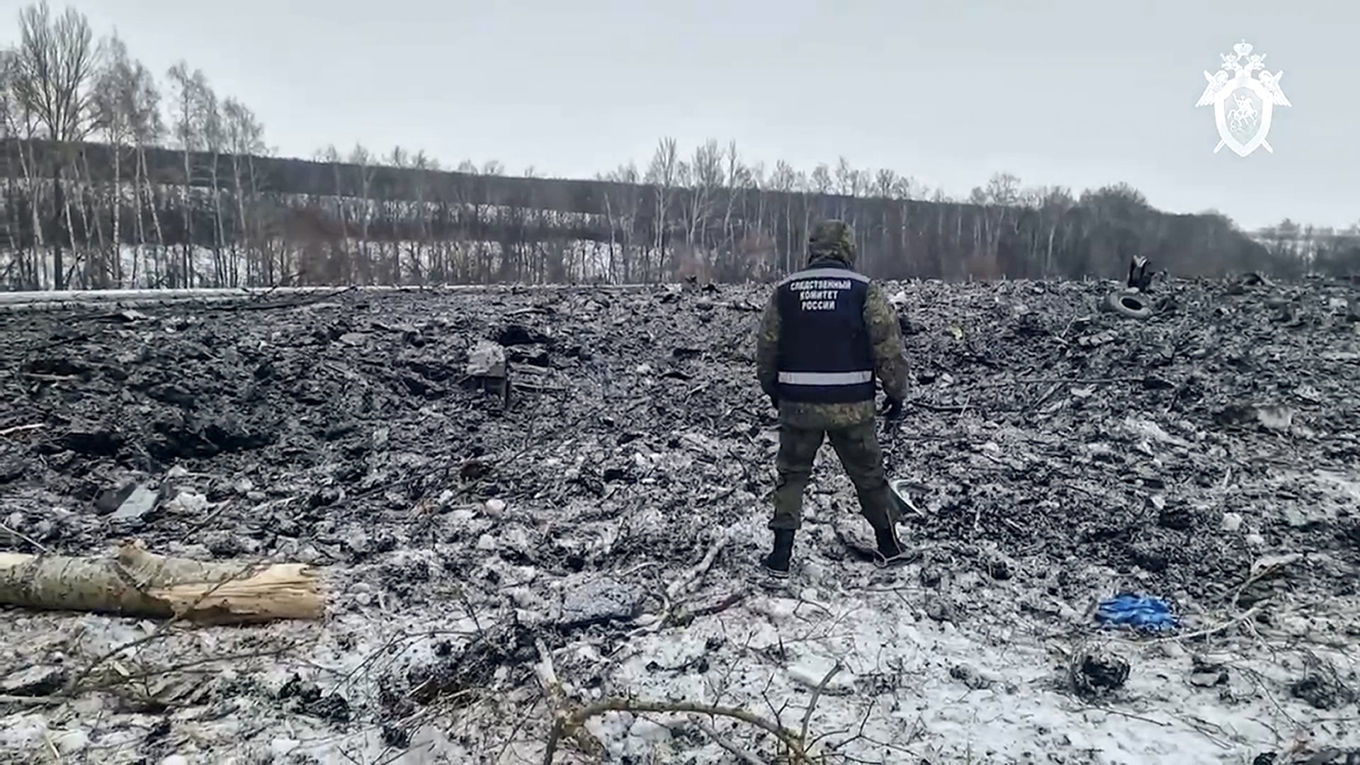 Кадри от видеото, разпространено от Руския следствен комитет на предполагаемото място, на което се е разбил самолетът Ил-76