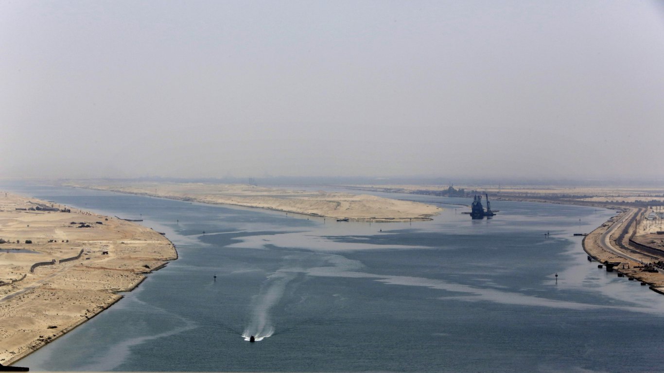 За два месеца атаките на хусите свиха с 42% търговския поток през Суецкия канал