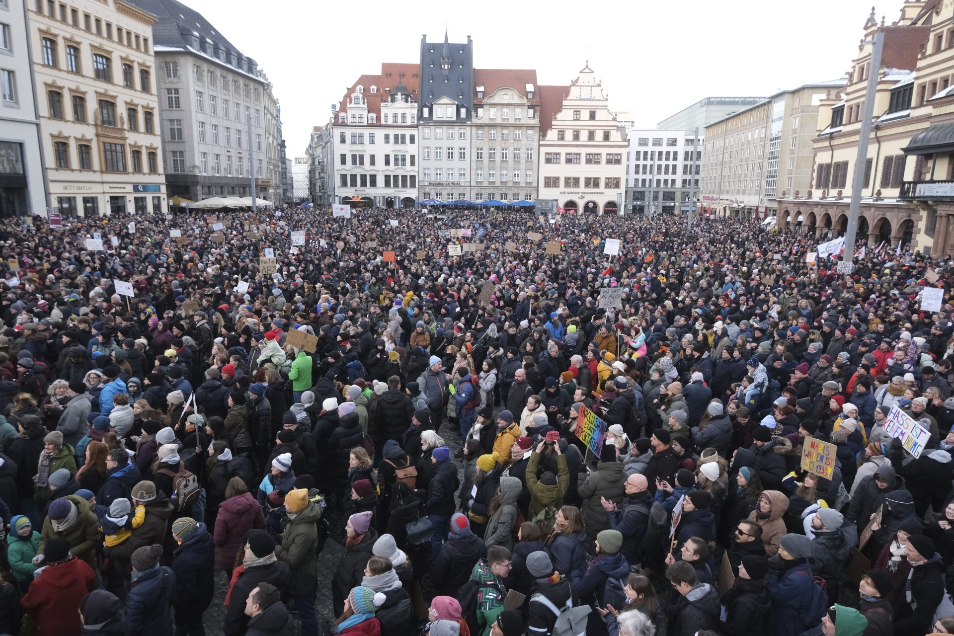 Хиляди протестират срещу крайната десница в Германия на площад в Лайпциг, 21 януари 2024 г.