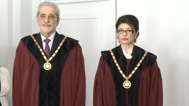 Те я положиха в присъствието на председателя на парламента и