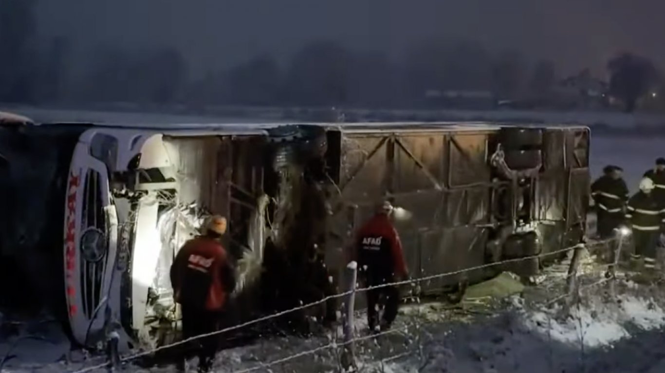 Втора автобусна катастрофа с жертви и десетки ранени в Турция за 10 дни (видео)