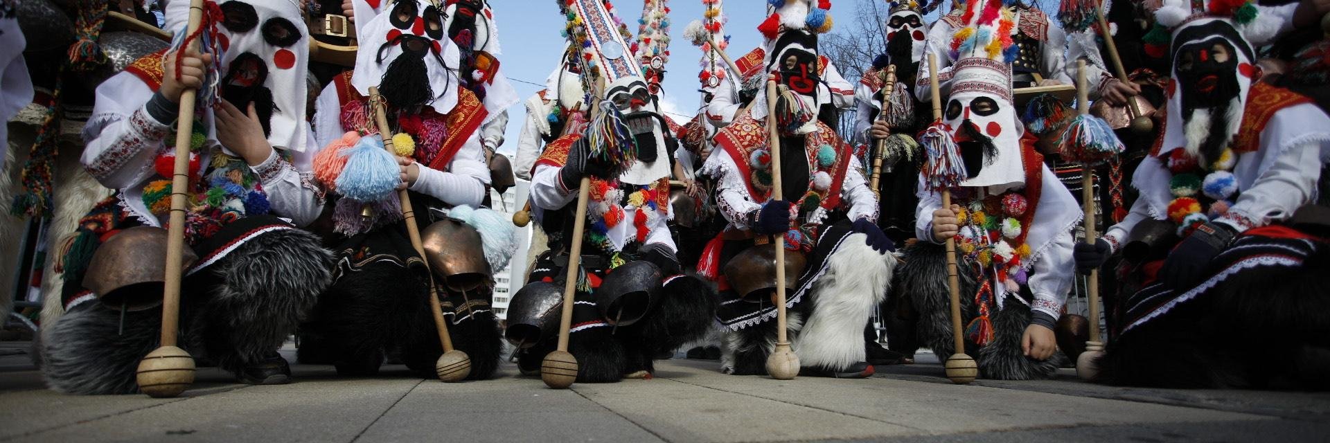 Повече от 1000 деца дадоха началото на "Сурва" в Перник (снимки)