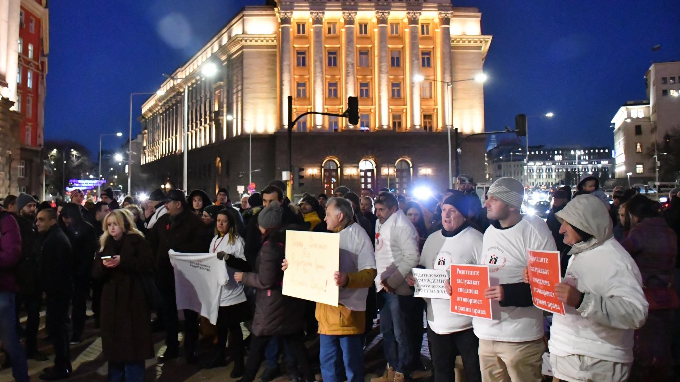 След убийството на Пейо: Протест "В памет на един баща" поиска равни родителски права (видео)