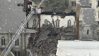 Камбанарията и покривът на историческа църква рухнаха в Кънектикът (снимки)