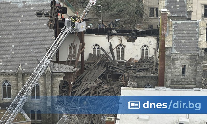 Снимка: AP/БТА Първоначално от пожарната служба са открили една жена