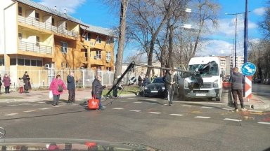 Светофар падна върху бус на кръстовище в Пазарджик