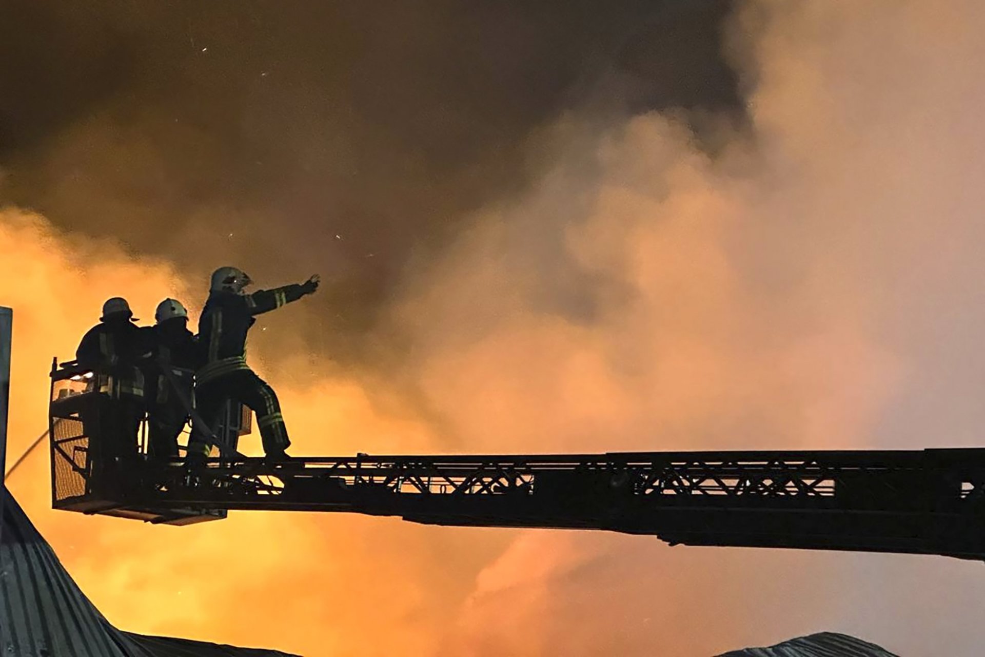 Пожарникари гасят пожар след руски удар с дронове по Одеса, рано в четвъртък на 25 януари