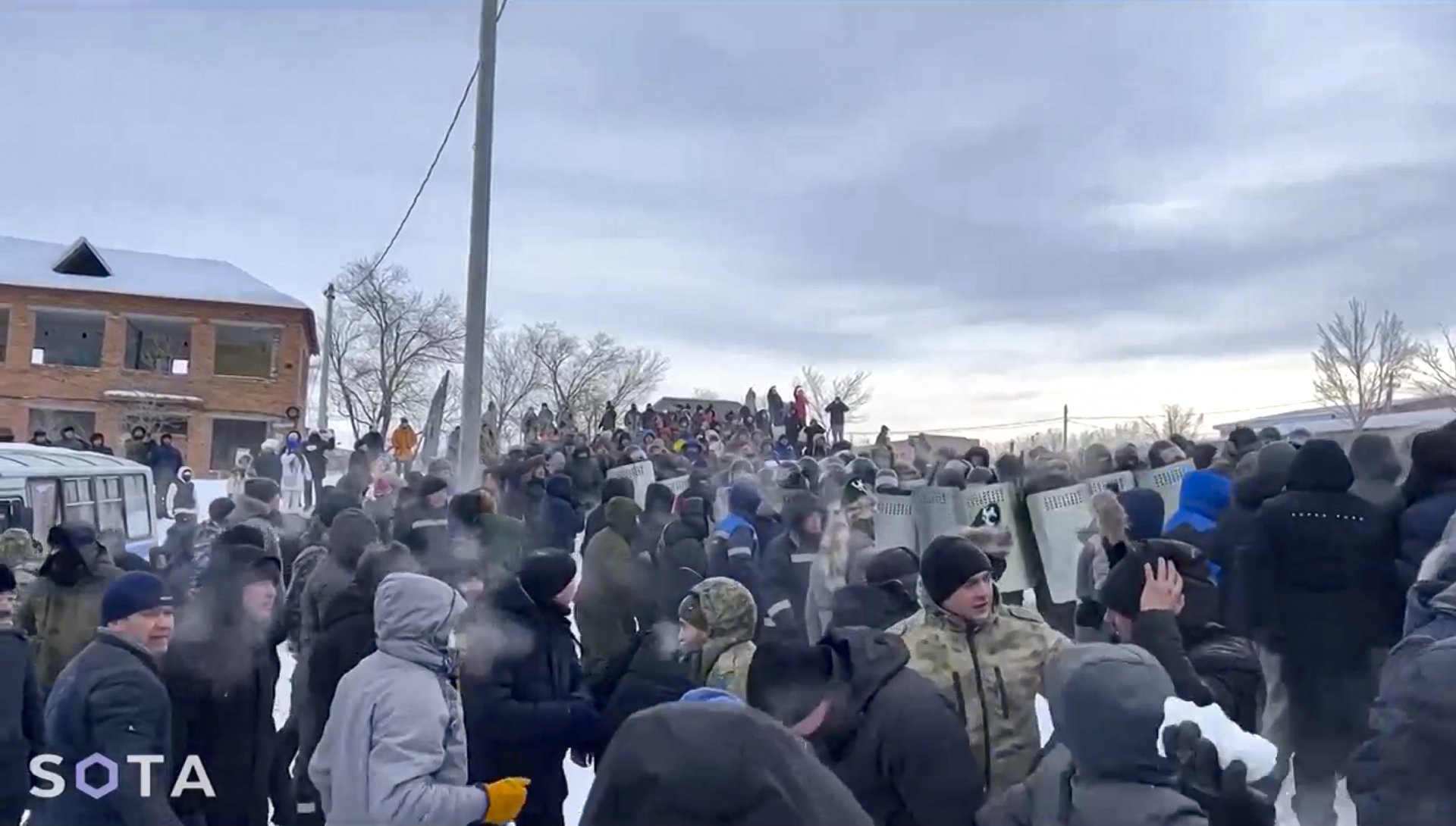 Руски полицаи влизат в сблъсъци с протестиращи в башкирския град Баймак. Хиляди хора участваха в поредица от протести в руската република Башкортостан, провокирани от осъдителната присъда на местен активист, което се превръща в ново предизвикателство за К