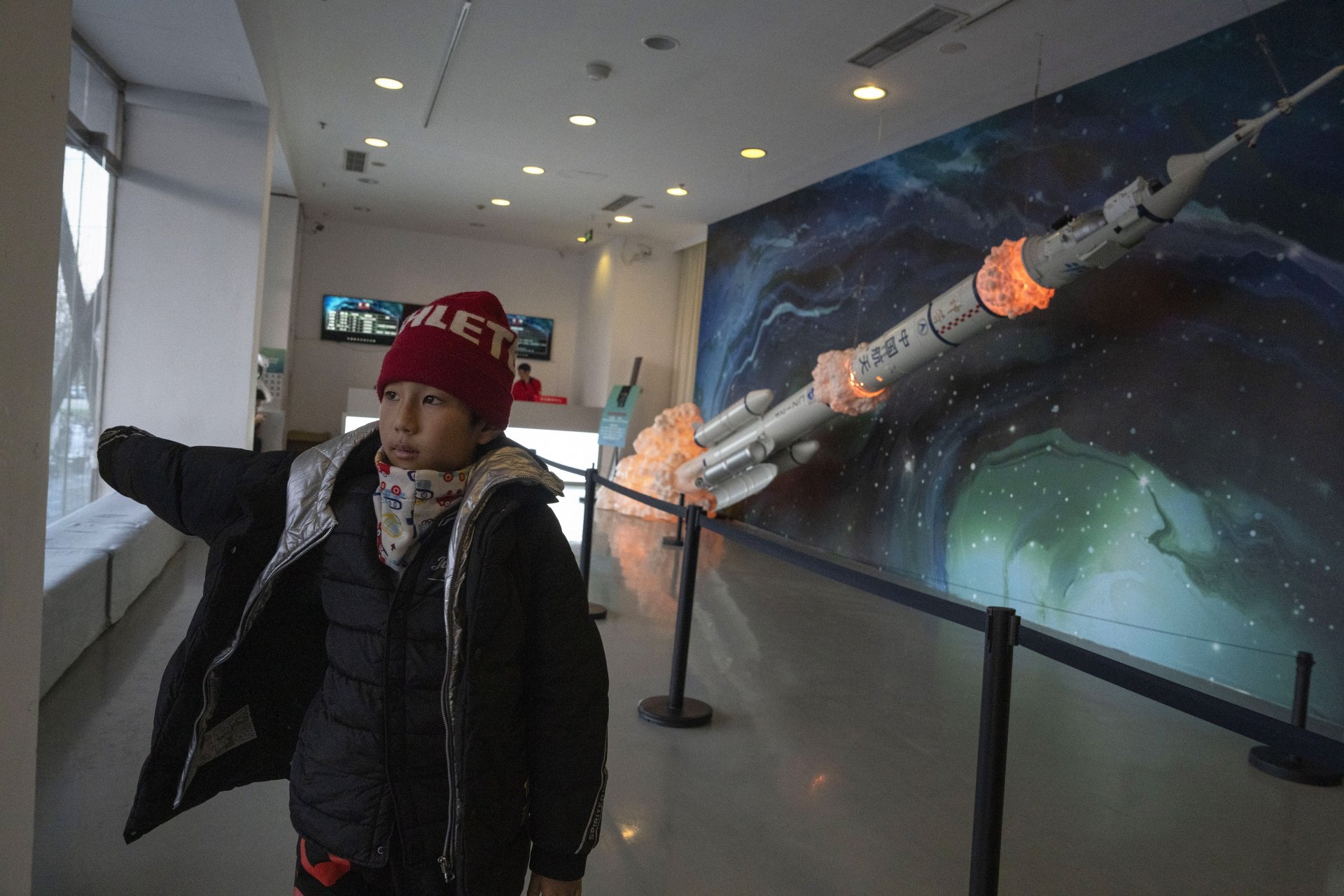 Дете разглежда Музея на китайската космическа програма в Пекин