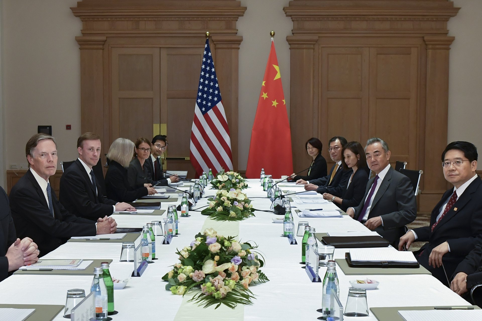 Съветникът на президента на САЩ по въпросите на националната сигурност Джейк Съливан и китайският външен министър Ван И на среща в Малта, 16 септември 2023 г.
