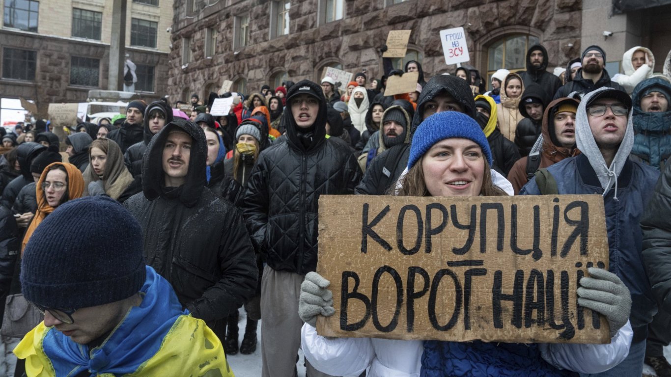 Киев разкри измами при оръжейни покупки за 40 милиона долара