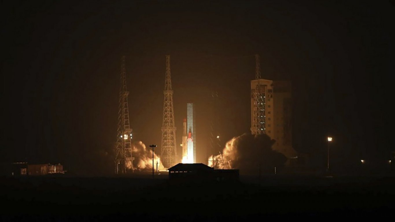 Иран изведе в орбита едновременно три сателита