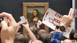 Две екоактивистки заляха със супа бронираното стъкло, защитаващо "Мона Лиза" в Лувъра