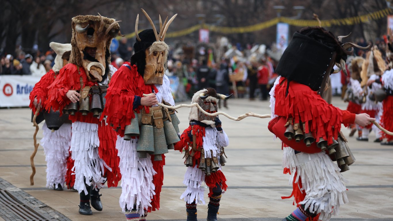Над 12 000 участници превърнаха "Сурва" в най-мащабния маскараден фестивал в Европа (снимки)