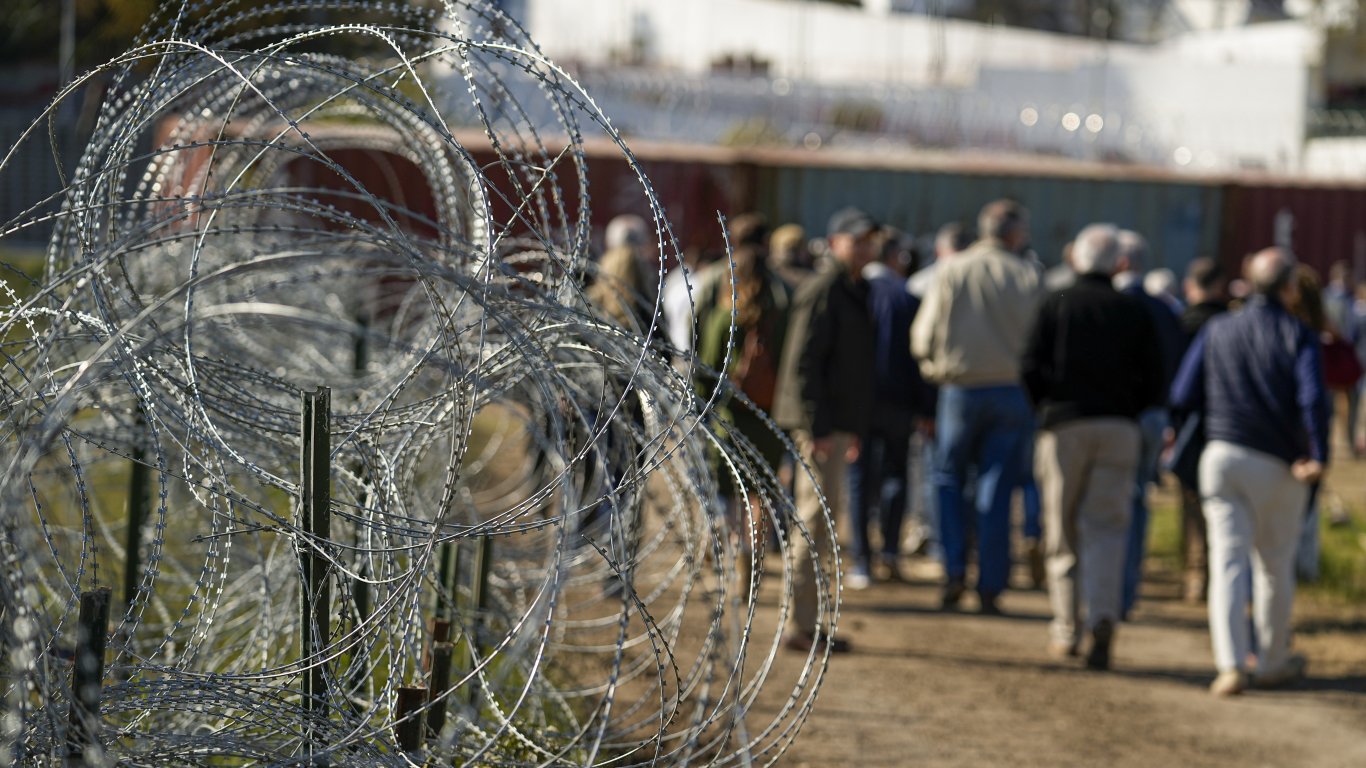 Какво се случва в Тексас на границата с Мексико и има ли изход от кризата