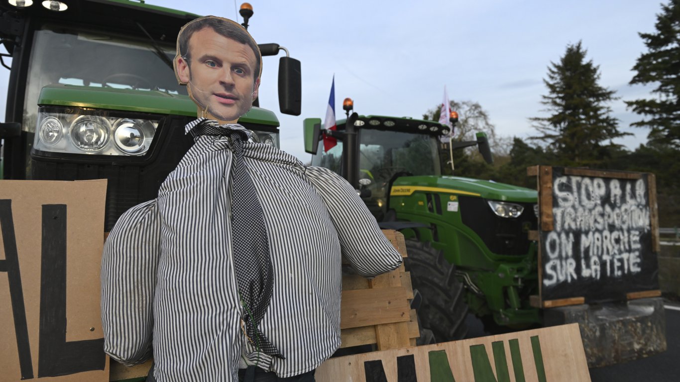 Чучело с лика на Макрон провесиха пред тракторите си протестиращите френски фермери