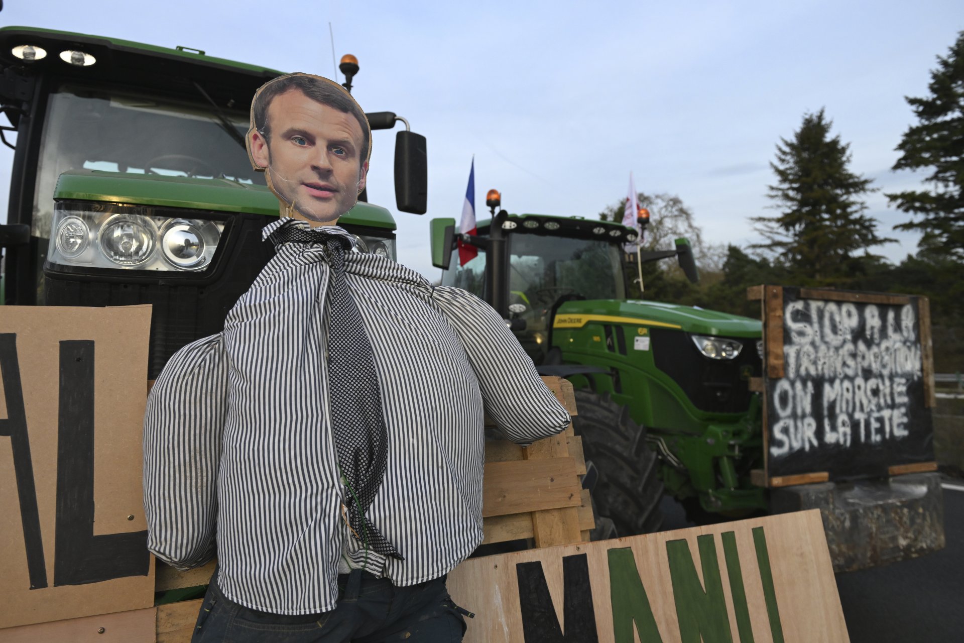 Чучело с лика на Макрон провесиха пред тракторите си протестиращите френски фермери